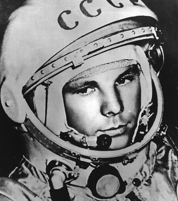 El 12 de abril de 1961 el cosmonauta Yuri Gagarin se convirtió en el primer ser humano en viajar al espacio cuando fue puesto en órbita a bordo de la nave Vostok 3KA-3 (Vostok 1).