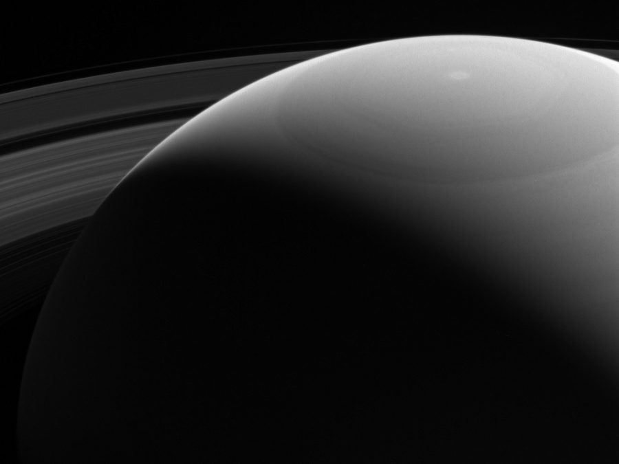 Una mirada sobre el hombro de Saturno