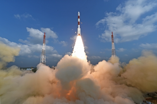 India lanza récord 104 satélites en un solo cohete