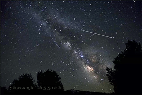 El astrofotógrafo Mark Lissick capturó esta imagen de las Líridas y la Vía Láctea el 22 de abril de 2013 en Hope Valley, California.